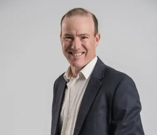 BURNOUT TO BALANCE: HOW EMPLOYERS CAN INTERVENE Damian McHugh, Momentum Health