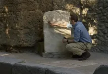 Tom Hiddleston Investigates One of History’s Greatest Mysteries in “Pompeii Out of Time” Tom Hiddleston Investigates One of History's Greatest Mysteries in "Pompeii Out of Time"