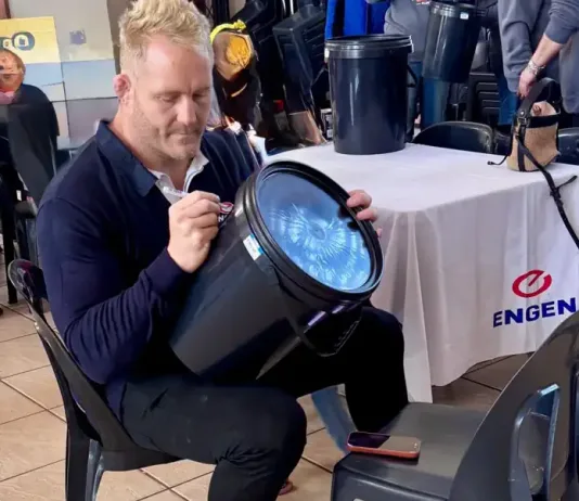 Engen and Vivo Energy employees make every minute count on Mandela Day Springbok rugby player and Engen ambassador Vincent Koch joined employee volunteers and wrote his message of hope. Image supplied by PR company for Engen