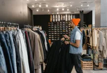 Growing in a shrinking market: FARO and the economics of off price retail in South Africa Growing in a shrinking market: FARO and the economics of off price retail in South Africa.